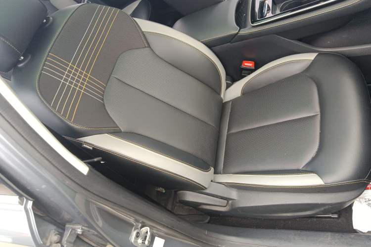 Used Roewe i6 MAX 2020 300TGI Automatic Supreme Edition with Cool Sunroof and Advanced Driving Features Right Front Seat