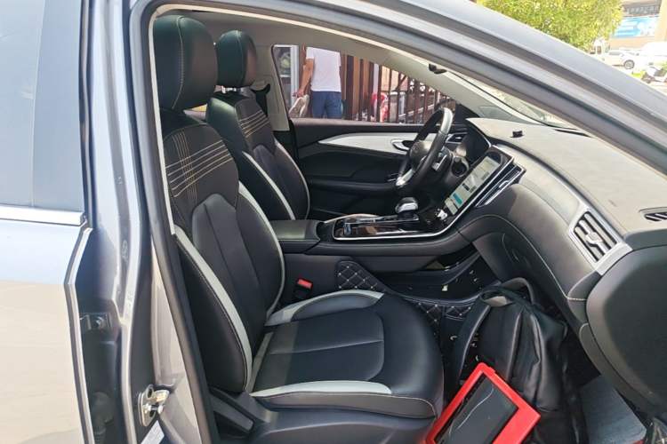 Used Roewe i6 MAX 2020 300TGI Automatic Supreme Edition with Cool Sunroof and Advanced Driving Features Right Front Seat