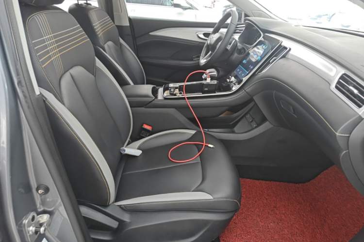 Used Roewe i6 MAX 2020 300TGI Automatic Supreme Edition with Cool Sunroof and Advanced Driving Features Right Front Seat