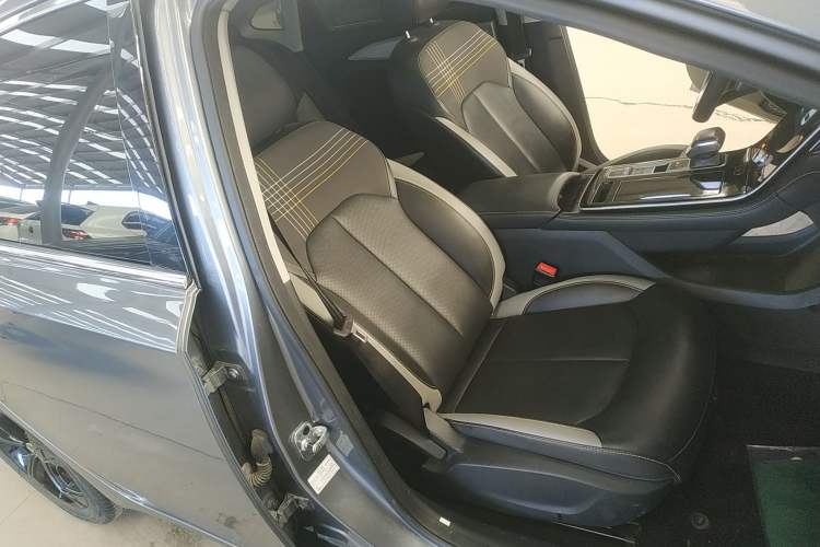 Used Roewe i6 MAX 2020 300TGI Automatic Supreme Edition with Cool Sunroof and Advanced Driving Features Right Front Seat