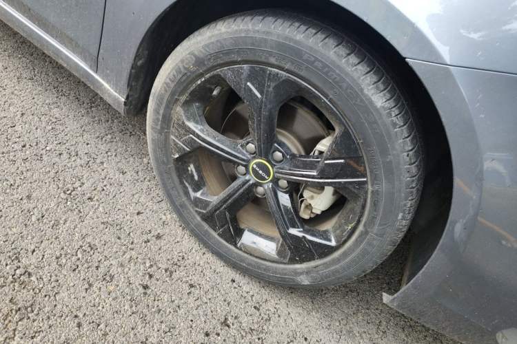 Used Roewe i6 MAX 2020 300TGI Automatic "Swell Cool Smart Drive" Edition Right Front Wheel Hub