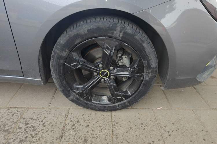 Used Roewe i6 MAX 2020 300TGI Automatic "Swell Cool Smart Drive" Edition Right Front Wheel Hub
