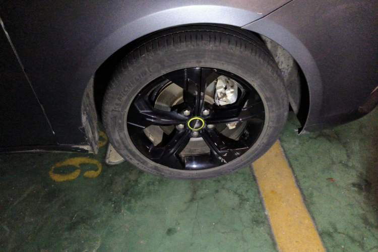Used Roewe i6 MAX 2020 300TGI Automatic "Swell Cool Smart Drive" Edition Right Front Wheel Hub