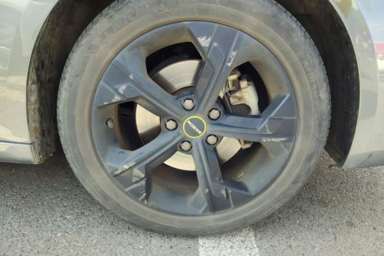 Used Roewe i6 MAX 2020 300TGI Automatic Supreme Edition with Cool Sunroof and Advanced Driving Features Right Front Wheel Hub