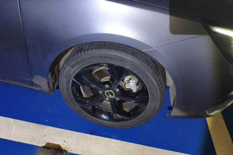 Used Roewe i6 MAX 2020 300TGI Automatic "Swell Cool Smart Drive" Edition Right Front Wheel Hub