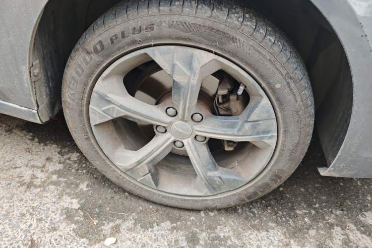 Used Roewe i6 MAX 2020 300TGI Automatic Supreme Edition with Cool Sunroof and Advanced Driving Features Right Front Wheel Hub