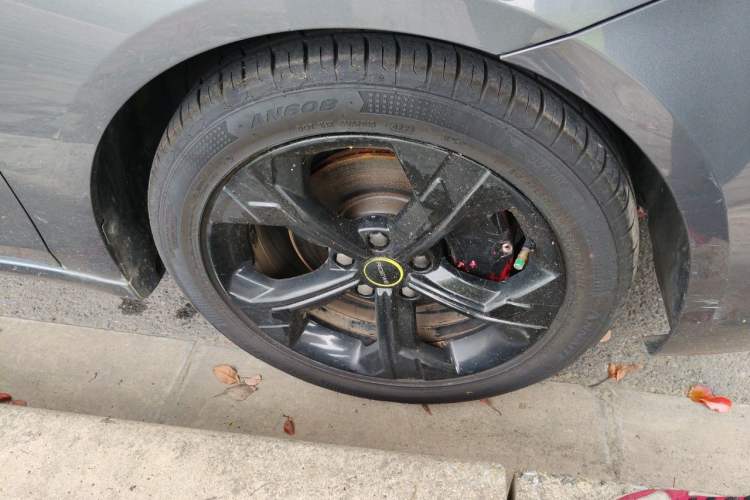 Used Roewe i6 MAX 2020 300TGI Automatic "Swell Cool Smart Drive" Edition Right Front Wheel Hub