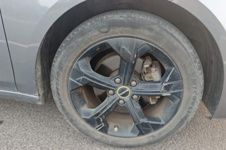 Used Roewe i6 MAX 2020 300TGI Automatic "Swell Cool Smart Drive" Edition Right Front Wheel Hub