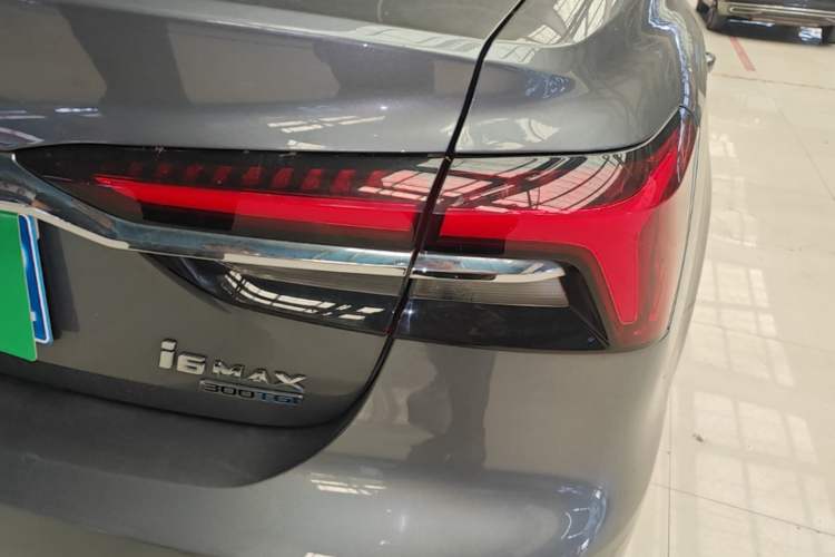 Used Roewe i6 MAX 2020 300TGI Automatic Supreme Edition with Cool Sunroof and Advanced Driving Features Right Rear Taillight
