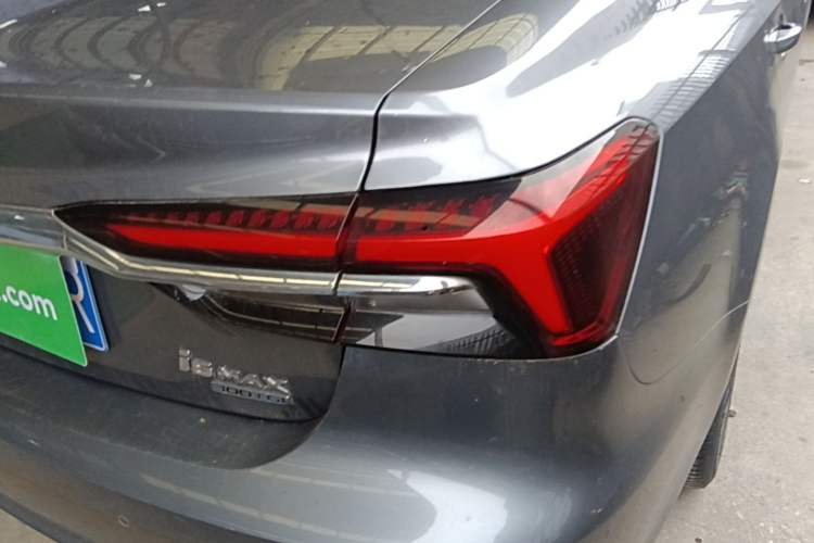 Used Roewe i6 MAX 2020 300TGI Automatic "Swell Cool Smart Drive" Edition Right Rear Taillight