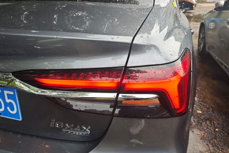 Used Roewe i6 MAX 2020 300TGI Automatic "Swell Cool Smart Drive" Edition Right Rear Taillight