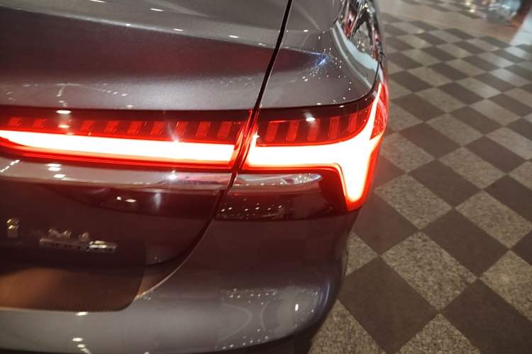 Used Roewe i6 MAX 2020 300TGI Automatic Cool & Stylish Skyroof Edition Right Rear Taillight
