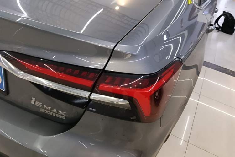 Used Roewe i6 MAX 2020 300TGI Automatic Supreme Edition with Cool Sunroof and Advanced Driving Features Right Rear Taillight