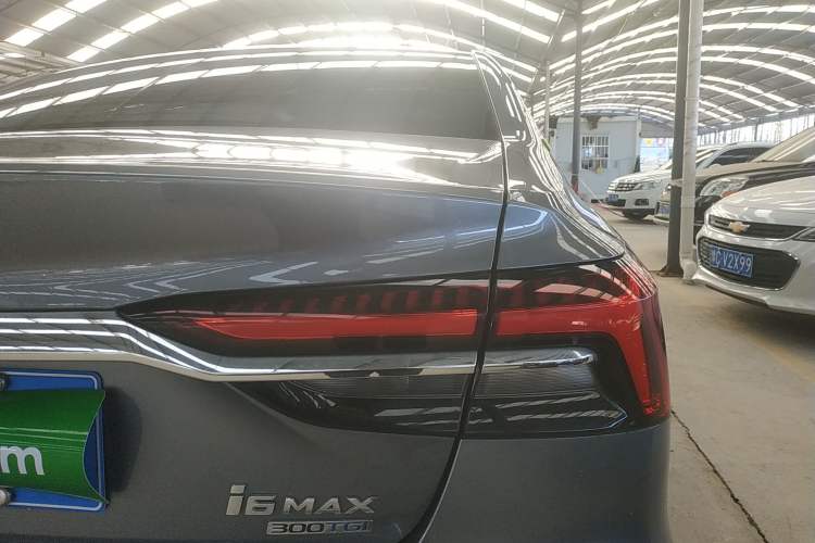 Used Roewe i6 MAX 2020 300TGI Automatic Supreme Edition with Cool Sunroof and Advanced Driving Features Right Rear Taillight