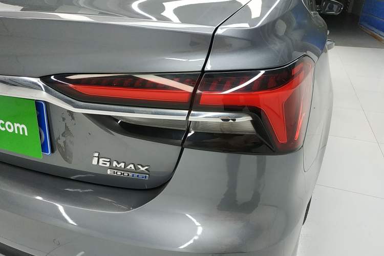 Used Roewe i6 MAX 2020 300TGI Automatic "Swell Cool Smart Drive" Edition Right Rear Taillight