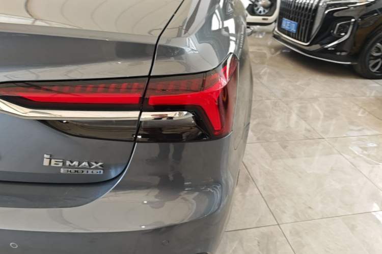 Used Roewe i6 MAX 2020 300TGI Automatic Supreme Edition with Cool Sunroof and Advanced Driving Features Right Rear Taillight