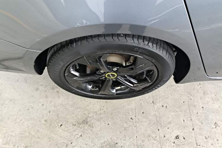 Used Roewe i6 MAX 2020 300TGI Automatic "Swell Cool Smart Drive" Edition Right Rear Wheel Hub