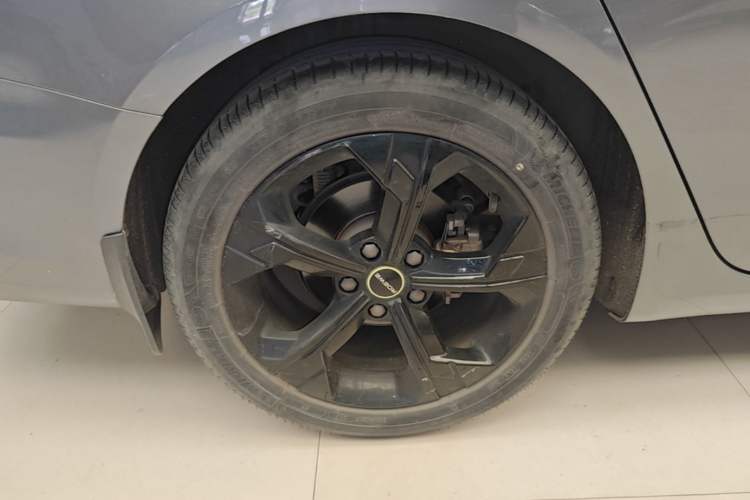 Used Roewe i6 MAX 2020 300TGI Automatic Supreme Edition with Cool Sunroof and Advanced Driving Features Right Rear Wheel Hub