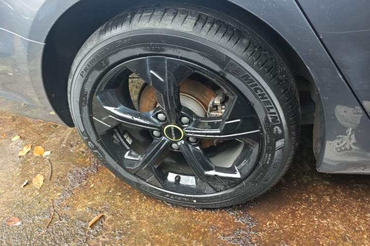 Used Roewe i6 MAX 2020 300TGI Automatic "Swell Cool Smart Drive" Edition Right Rear Wheel Hub