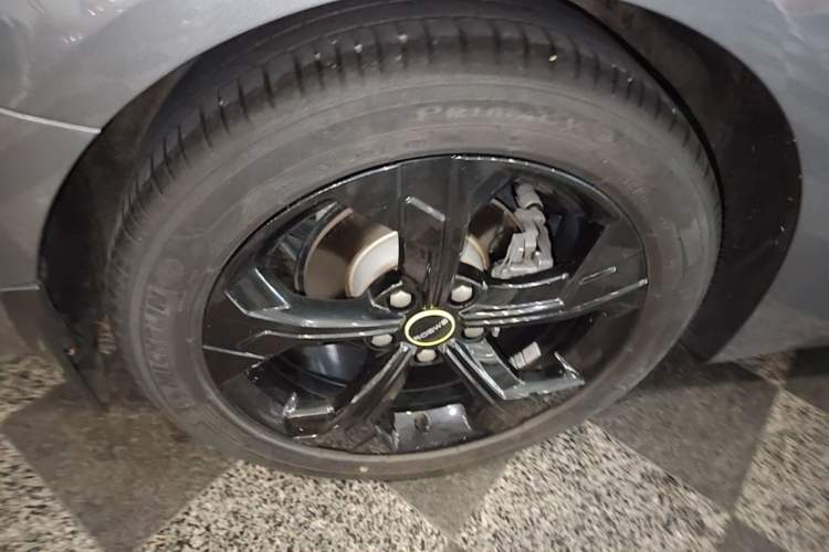 Used Roewe i6 MAX 2020 300TGI Automatic Cool & Stylish Skyroof Edition Right Rear Wheel Hub