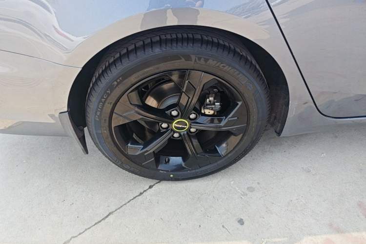 Used Roewe i6 MAX 2020 300TGI Automatic Supreme Edition with Cool Sunroof and Advanced Driving Features Right Rear Wheel Hub