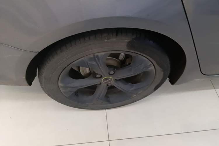 Used Roewe i6 MAX 2020 300TGI Automatic Supreme Edition with Cool Sunroof and Advanced Driving Features Right Rear Wheel Hub