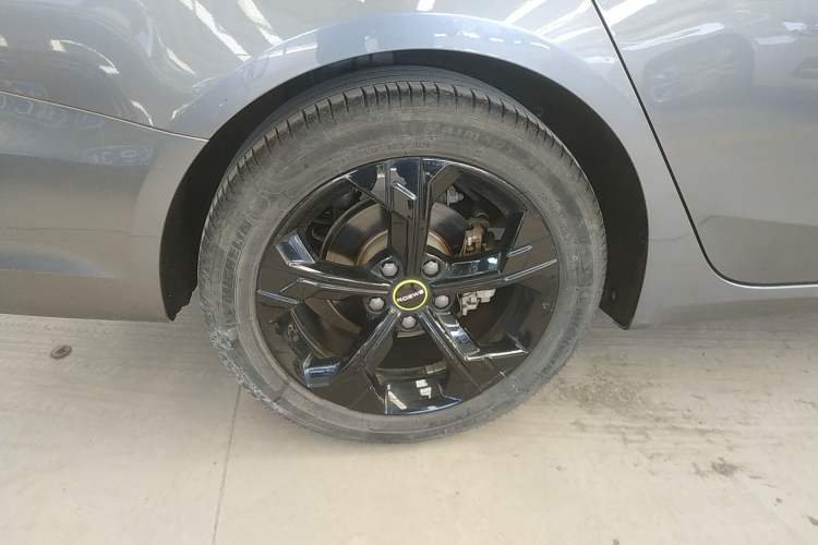 Used Roewe i6 MAX 2020 300TGI Automatic Supreme Edition with Cool Sunroof and Advanced Driving Features Right Rear Wheel Hub