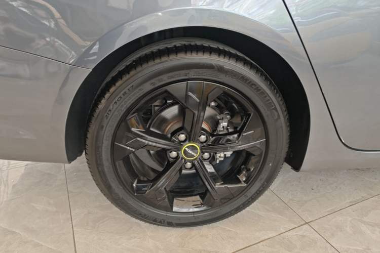 Used Roewe i6 MAX 2020 300TGI Automatic Supreme Edition with Cool Sunroof and Advanced Driving Features Right Rear Wheel Hub