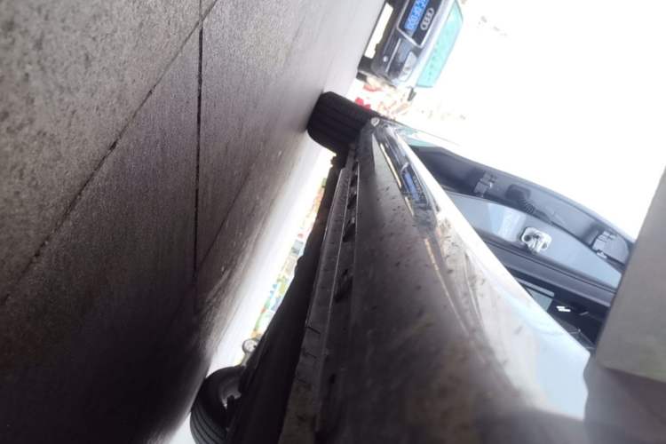 Used Roewe i6 MAX 2020 300TGI Automatic "Swell Cool Smart Drive" Edition Right Side Sill