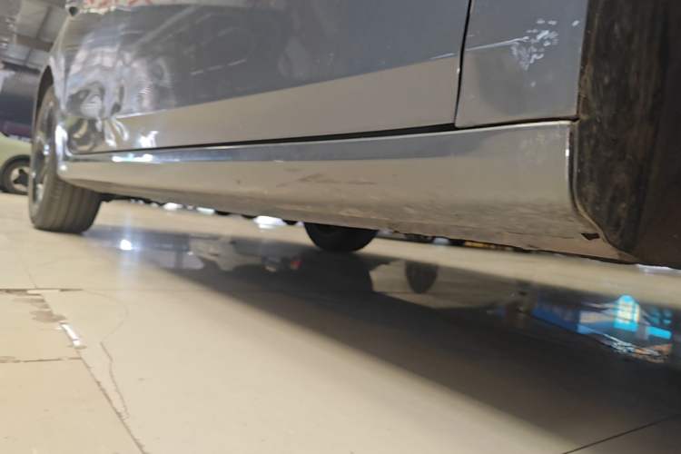 Used Roewe i6 MAX 2020 300TGI Automatic Supreme Edition with Cool Sunroof and Advanced Driving Features Right Side Sill