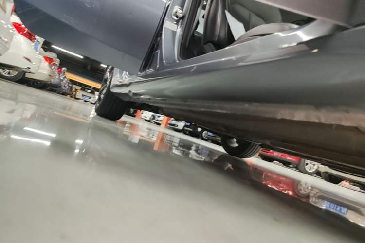 Used Roewe i6 MAX 2020 300TGI Automatic "Swell Cool Smart Drive" Edition Right Side Sill