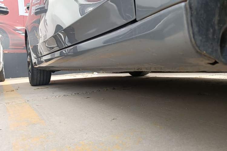 Used Roewe i6 MAX 2020 300TGI Automatic "Swell Cool Smart Drive" Edition Right Side Sill