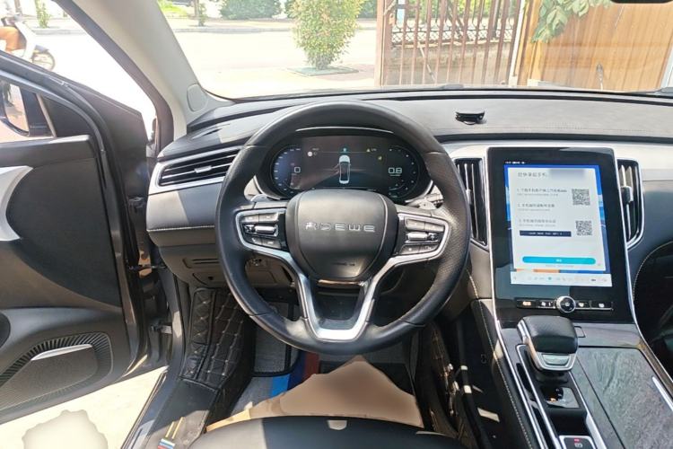 Used Roewe i6 MAX 2020 300TGI Automatic Supreme Edition with Cool Sunroof and Advanced Driving Features Steering Wheel