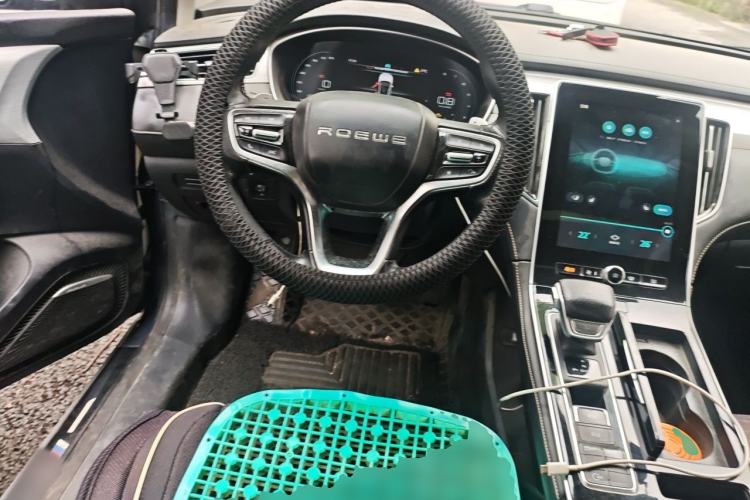 Used Roewe i6 MAX 2020 300TGI Automatic Supreme Edition with Cool Sunroof and Advanced Driving Features Steering Wheel