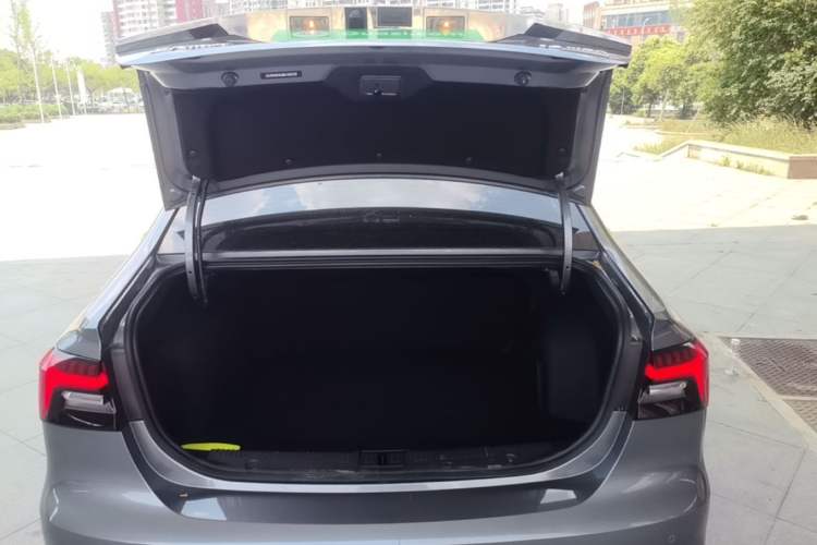 Used Roewe i6 MAX 2020 300TGI Automatic "Swell Cool Smart Drive" Edition Trunk