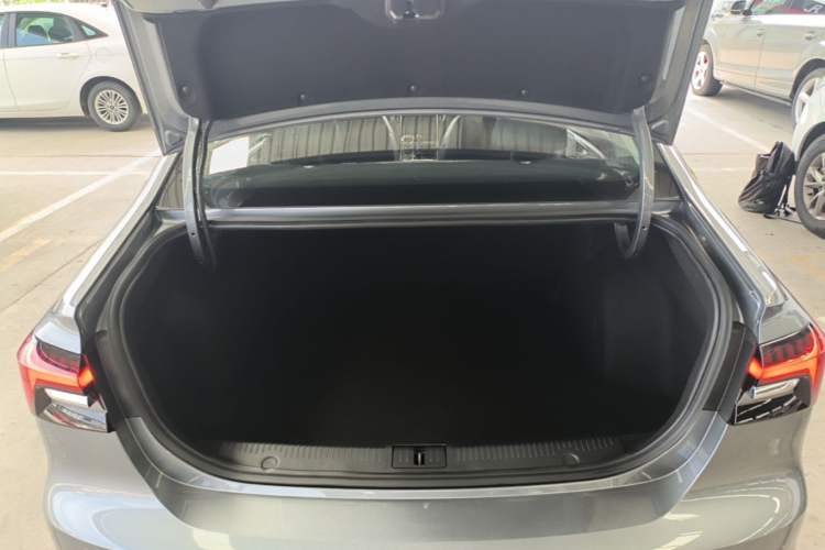 Used Roewe i6 MAX 2020 300TGI Automatic "Swell Cool Smart Drive" Edition Trunk
