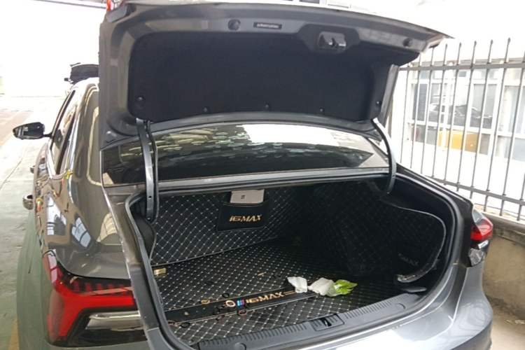 Used Roewe i6 MAX 2020 300TGI Automatic "Swell Cool Smart Drive" Edition Trunk