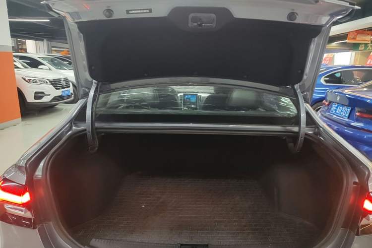 Used Roewe i6 MAX 2020 300TGI Automatic "Swell Cool Smart Drive" Edition Trunk