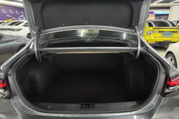 Used Roewe i6 MAX 2020 300TGI Automatic "Swell Cool Smart Drive" Edition Trunk