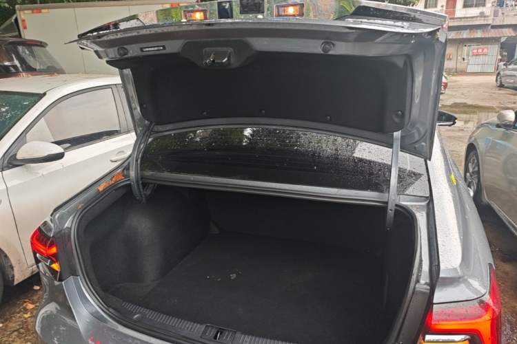 Used Roewe i6 MAX 2020 300TGI Automatic "Swell Cool Smart Drive" Edition Trunk