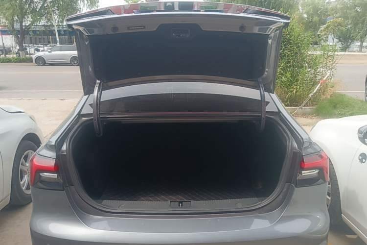 Used Roewe i6 MAX 2020 300TGI Automatic "Swell Cool Smart Drive" Edition Trunk