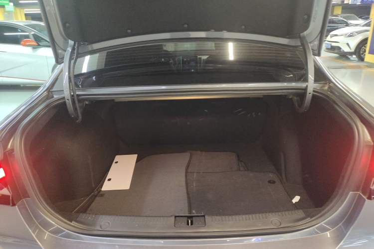 Used Roewe i6 MAX 2020 300TGI Automatic "Swell Cool Smart Drive" Edition Trunk
