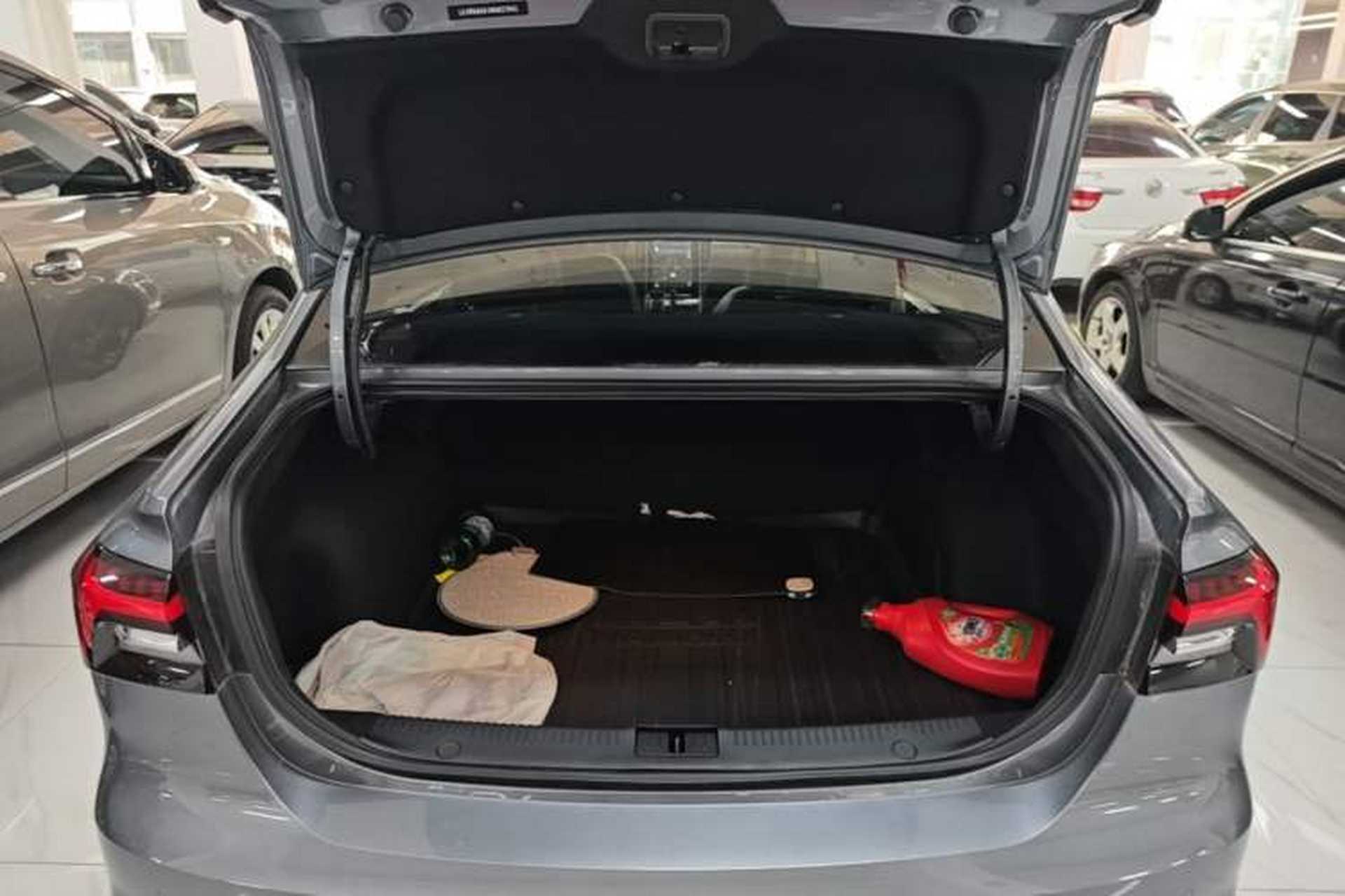 Used Roewe i6 MAX 2020 300TGI Automatic "Swell Cool Smart Drive" Edition Trunk