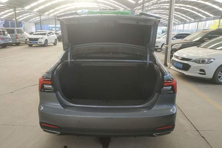 Used Roewe i6 MAX 2020 300TGI Automatic Supreme Edition with Cool Sunroof and Advanced Driving Features Trunk