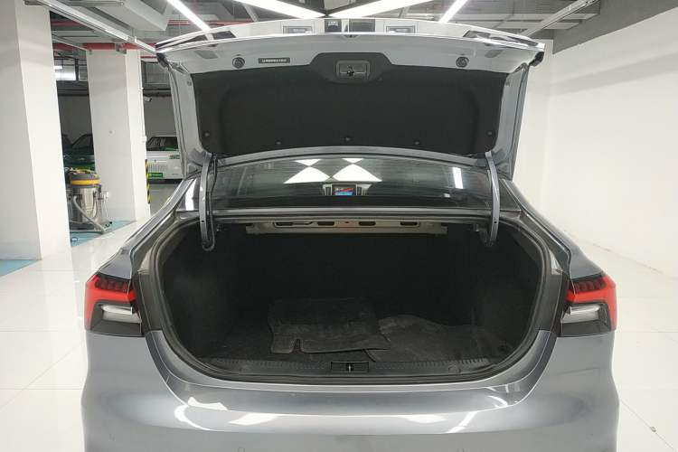 Used Roewe i6 MAX 2020 300TGI Automatic "Swell Cool Smart Drive" Edition Trunk