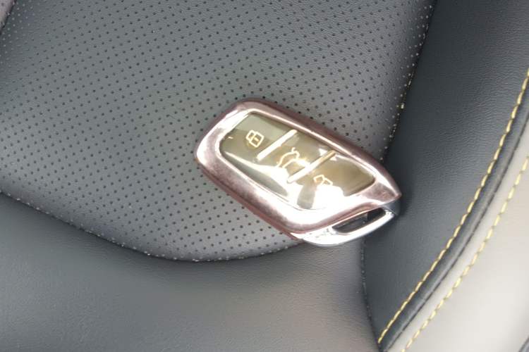 Used Roewe i6 MAX 2020 300TGI Automatic Supreme Edition with Cool Sunroof and Advanced Driving Features Vehicle Key