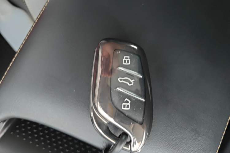 Used Roewe i6 MAX 2020 300TGI Automatic Supreme Edition with Cool Sunroof and Advanced Driving Features Vehicle Key