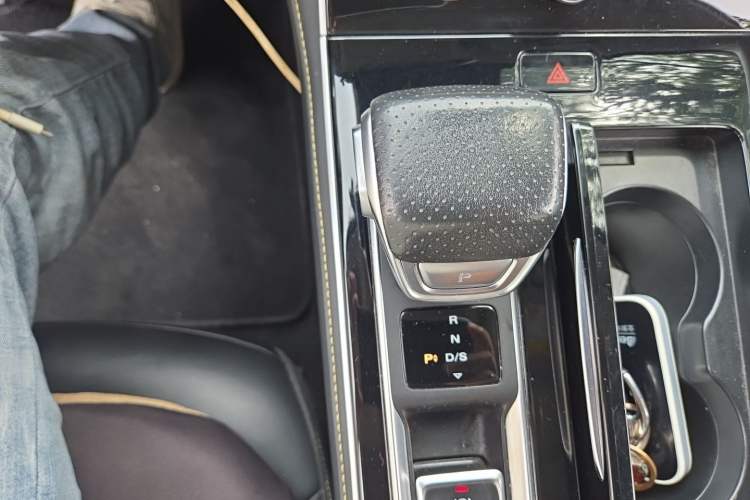 Used Roewe i6 MAX 2020 300TGI Automatic "Swell Cool Smart Drive" Edition Gear Lever