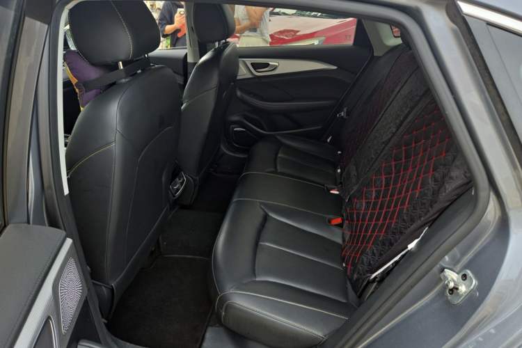 Used Roewe i6 MAX 2020 300TGI Automatic "Swell Cool Smart Drive" Edition Left Rear Seat