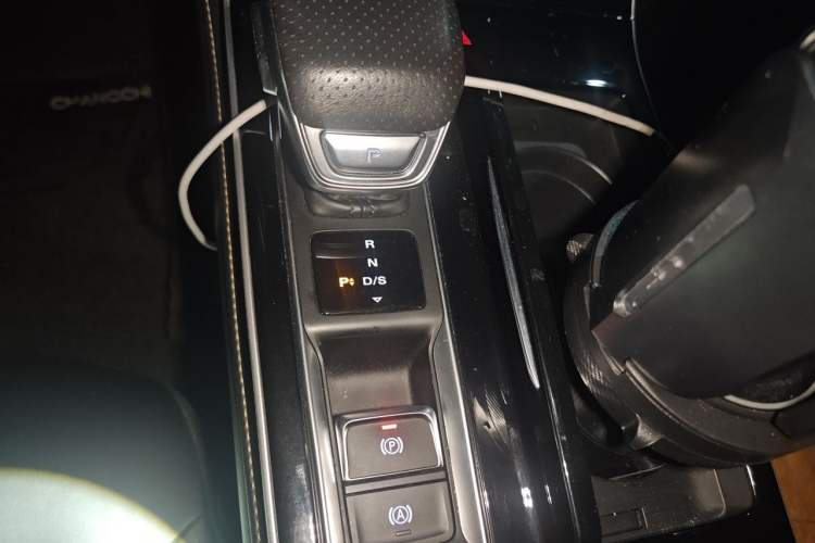 Used Roewe i6 MAX 2020 300TGI Automatic "Swell Cool Smart Drive" Edition Gear Lever